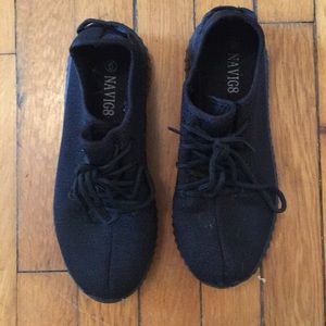 Plain black mesh tennis shoes